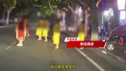 大姨们穿统一服饰在道路中间跳舞，女司机直呼吓人：有没有人管