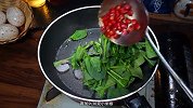 炒菠菜的家常做法，营养又好吃的虾仁炒菠菜，超级开胃