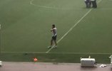 上海突降暴雨！孙兴慜训练场独自矗立淋雨 是不是有啥心事儿啊