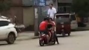 满车大汉！为测试新电动车载重质量 车上竟悬挂6人街头乱窜