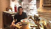 打桌球只是副业！奥沙利文来华参赛 拍VLOG体验中国各地美食