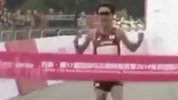马拉松选手冲刺跑错路痛失冠军 主办方：选手错误跟随转播车