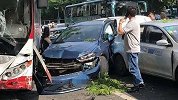 公交车撞电动车后紧急避让又撞7辆小车 电动车女子戴头盔无大碍