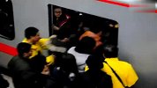 全国最挤的地铁 可怜的小伙刚下车又被挤回去了