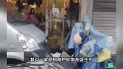 监拍货车失控连撞5家店铺，街边货架倒塌，多辆电车被推行数米远