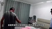 男子和妻子吵架借口抽烟欲跳楼，民警瞬间一把拽回：上半身出去了