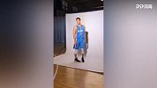 新疆男篮球衣定妆照拍摄 周琦可兰白克亮相