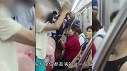 众怒！6旬老太地铁“霸座”被拒，辱骂小伙：你有“老东西”没？