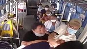 公交司机劝阻男子吸烟被锁喉 刚高考完的00后小伙挺身而出