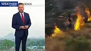 男子试图用脚踩灭漫山野火 恰巧被电视台拍下主持人懵了