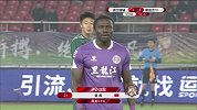 丹尼尔鲁莽动作肘击陈晓 裁判回看Var直接出示红牌