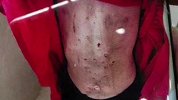 虐打4岁女童嫌犯指认现场曝光：“继母”戴手铐指认烫女童开水壶