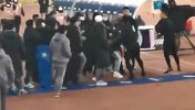 裁判退场过程现场画面：大连人工作人员围堵 杨浩宇冲出拳打裁判