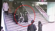 年轻妈妈辅导作业气到崩溃 将女儿扔在地铁站：我不要了！