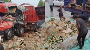 重卡翻车调料散落遭村民哄抢 附近商户：怎么忍心下得去手？