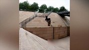 跑酷大神一跟头翻过26级台阶 速度高度惊为天人