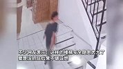 男子遇“楼梯刺客”，转弯时一脚踩空险些摔下楼：网友：反人类设计