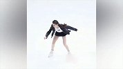 性感美女在线滑冰 用力过度墨镜都被甩掉