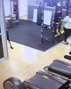 跑步机配速不匹配太悲剧 健身女孩惨遭甩飞数米