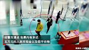 男子进店不买东西扔下5万现金就走，店员无奈报警求助