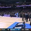 暖心！NBA中场蒙眼扣篮送惊喜 母亲与士兵儿子意外谋面