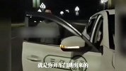 男子出租车上打电话吵架跳车，摔得满身伤：和你没关系，车费照付