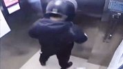 青岛一外卖小哥在电梯里小便 发短信道歉：成年人不该干这事