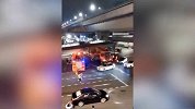 浙江杭州闹市区一人行天桥垮塌，桥上的货车司机被批捕