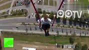 直升机悬挂空中杂技玩儿的 何止是疯狂