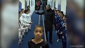 穆三岁上线！重温可爱穆帅暖心与球童互动 C罗和他学的？