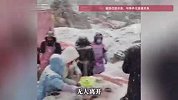 新人结婚突降大雪，亲友冒雪吃席，婚庆公司：下雪是突发情况，准备的棚子不够