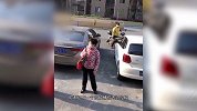 老外指责乱扔垃圾者没素质被反咬一口 争吵不过着急大喊：说谎！