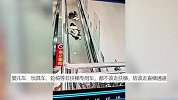 宝妈抱5月大婴儿上扶梯，被身后玩具车撞倒，婴儿倒地揪心画面曝光