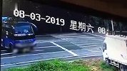 大客车路口失控猛撞摩托车 两人瞬间被撞飞当场身亡