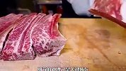 用稻草搭配炭火烤出来的肉，别提有多香了