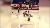 霸气！女篮赛场惊现背肩摔 哐当落地听着都疼