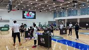 三分点君子雷百发百中！雷阿伦与小球员玩投篮之星