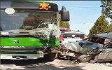 惨烈！山东一客运公交车与面包车相撞，车头被撞扁碎片散落一地