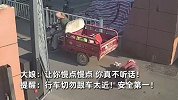 老头骑三轮跟车太近闯闸，大娘当场被杆砸下车，怒怼：你真不听话