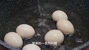 煮鸡蛋时只用清水就错了，多加一步，蛋壳轻轻一拉就掉，蛋黄鲜嫩