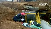 （拍客）挖掘机安装水管侧翻 司机遭埋压当场身亡