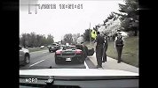 汽车娱乐视点-20141117-“蝙蝠侠”驾无牌兰博基尼遭警察拦截