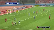 胡尔克连续变向晃开防守队员 起脚低射可惜力度不大