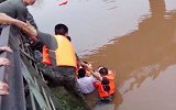 七旬老奶奶不慎落水 兵哥哥手拉手架起“人梯”救她上岸