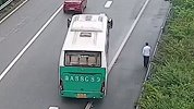 老人身体不适强烈要求下车 旅游大巴车司机真将其留高速上驶离