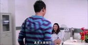小伙来医院看望病人，还自己熬汤带过来