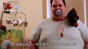美国32岁巨婴，每天穿尿布喝奶粉不然就大哭，妈妈也拿他没办法