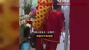 舞龙队强制进店舞龙灯，店主急得大喊“不要进来”，当事人：让给钱、给烟，也能扫二维码