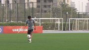 日本备战亚洲杯决赛 乾贵士高球挑战展细腻脚法