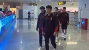 国足众将抵达重庆 仍有不少球迷现场等候高喊加油